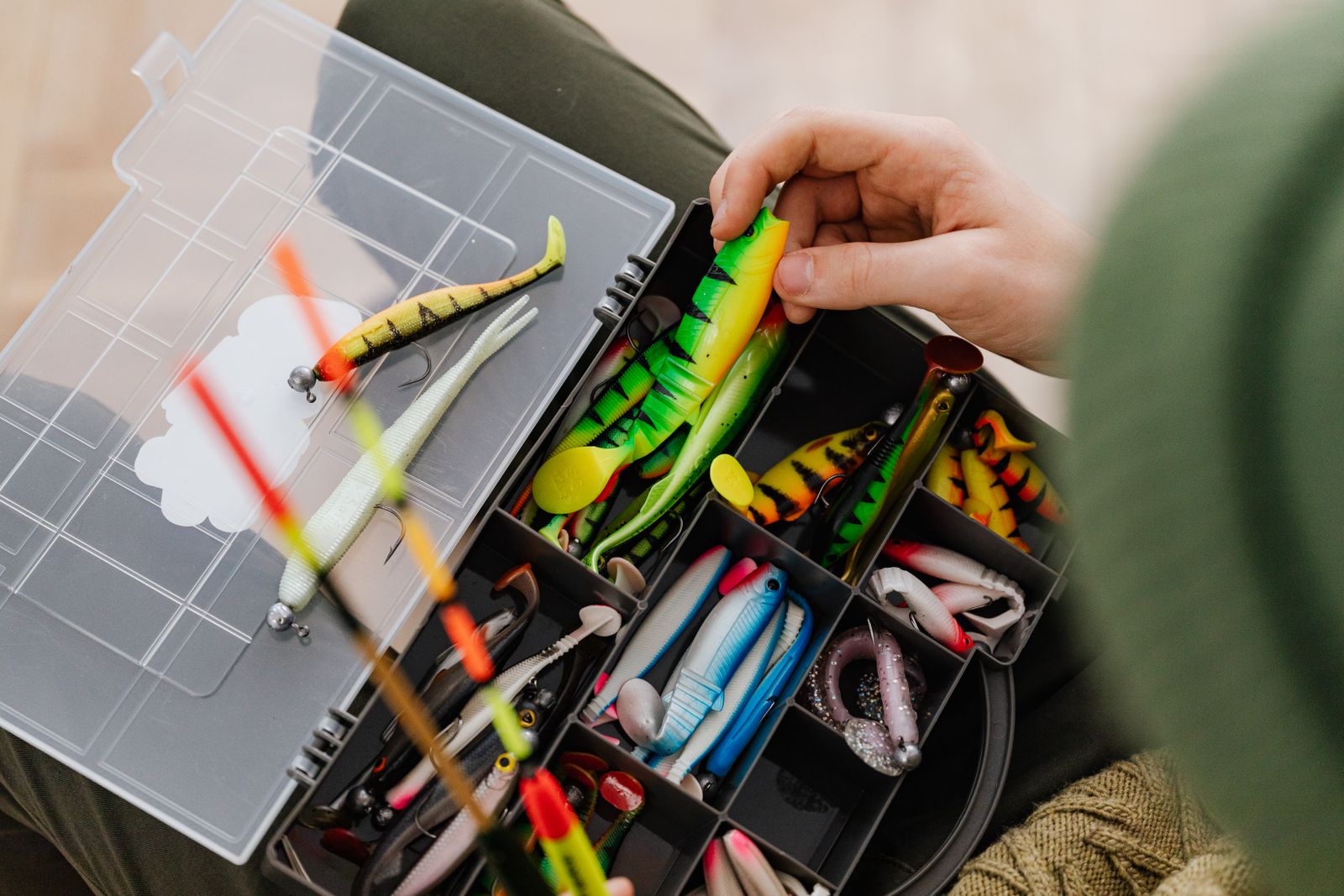Agnboks med sluker, jigger og softbaits