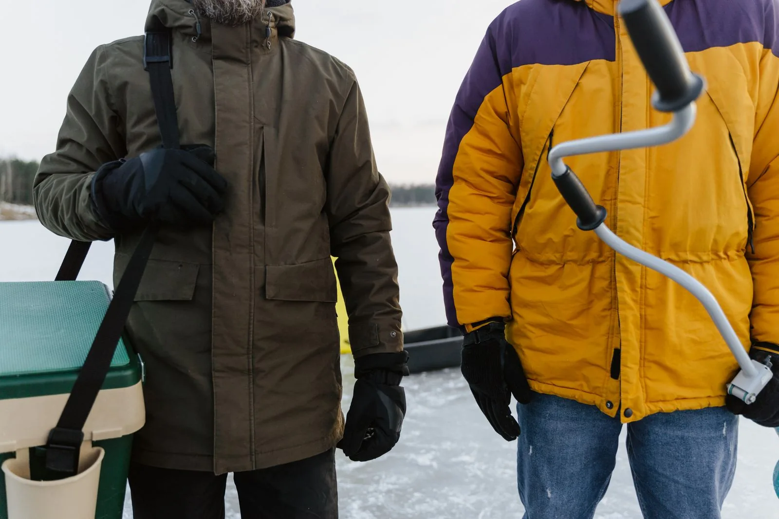 Isbor, stikke og sikkerhetsutstyr pakket for isfiske